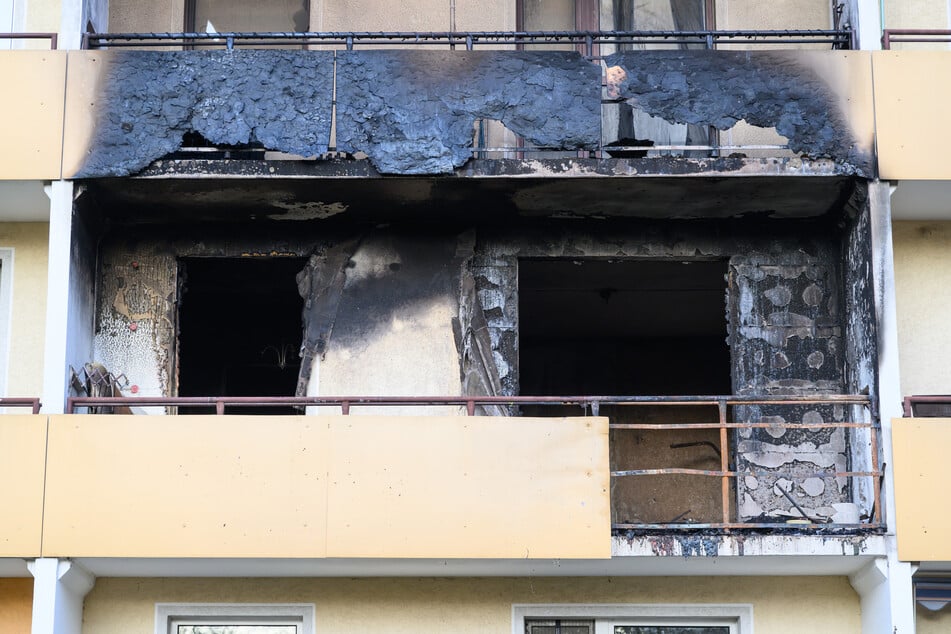 Ausgebrannt ist eine Wohnung im zweiten Stock eines Mehrfamilienhauses.