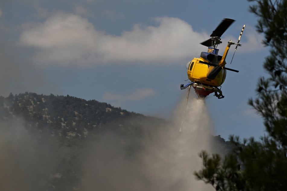 Beim Kampf gegen Waldbrände: Löschhubschrauber stoßen in der Luft zusammen