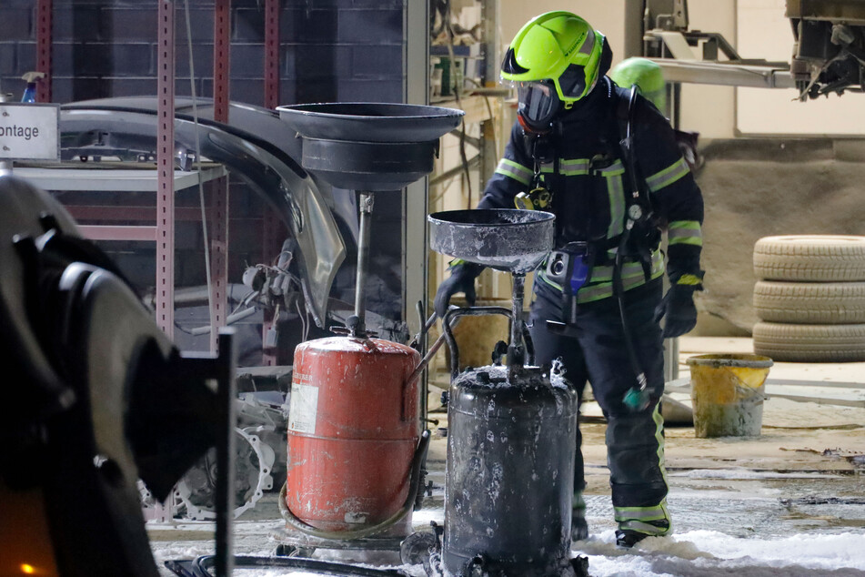 In einer Autorecycling-Werkstatt in der Neefestraße brannte am Donnerstag ein Kraftstoff-Behälter.