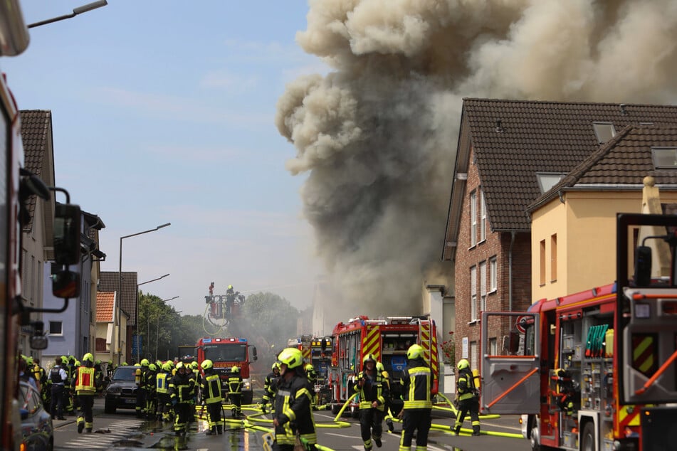 Dutzende Feuerwehrleute versuchen im Juni 2023 den Brand in dem Motorradladen unter Kontrolle zu bekommen.