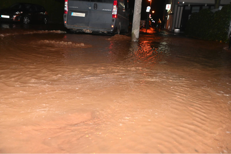 Durch den heftigen Wasserausbruch sind auch die angrenzenden Straßen unterspült worden.