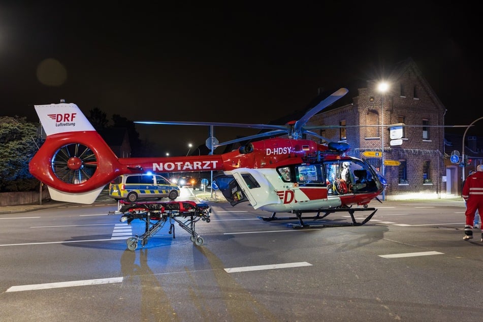 Ein Rettungshubschrauber brachte den schwer verletzten Motorradfahrer (22) in eine Klinik.