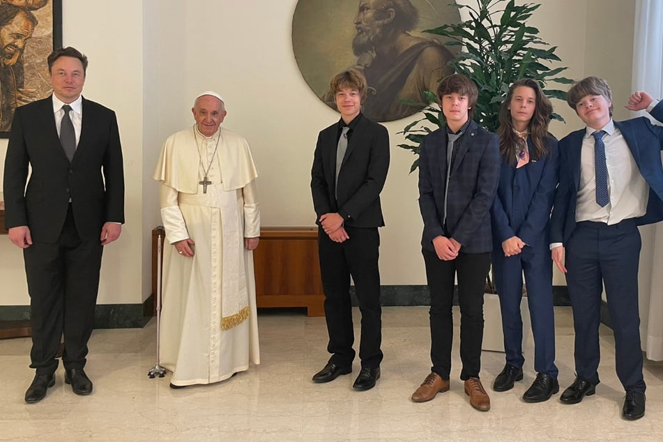 Tesla and SpaceX CEO Elon Musk (l.) posted a photo on Twitter with four of his sons and Pope Francis cat a meeting at the Vatican.
