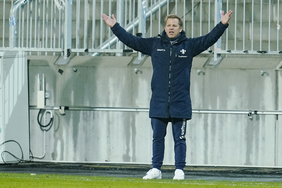 Markus Anfang (46), den Trainer des SV Darmstadt 98, plagen vor dem DFB-Pokal-Achtelfinale bei Holstein Kiel erhebliche Personalsorgen.