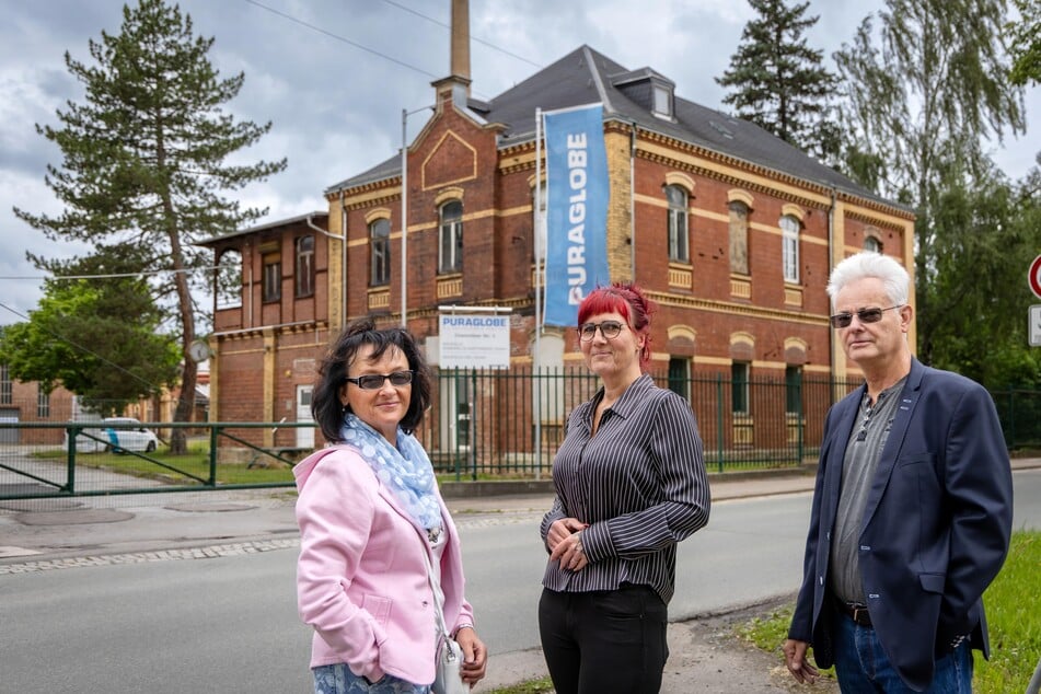 Anwohnerin Jaqueline Gläser (57, v.l.), Stadträtin Susanne Rasch (45, AfD) und Fred Zepke (65) beschweren sich über die Geruchsbelästigung in der Umgebung der Raffinerie.