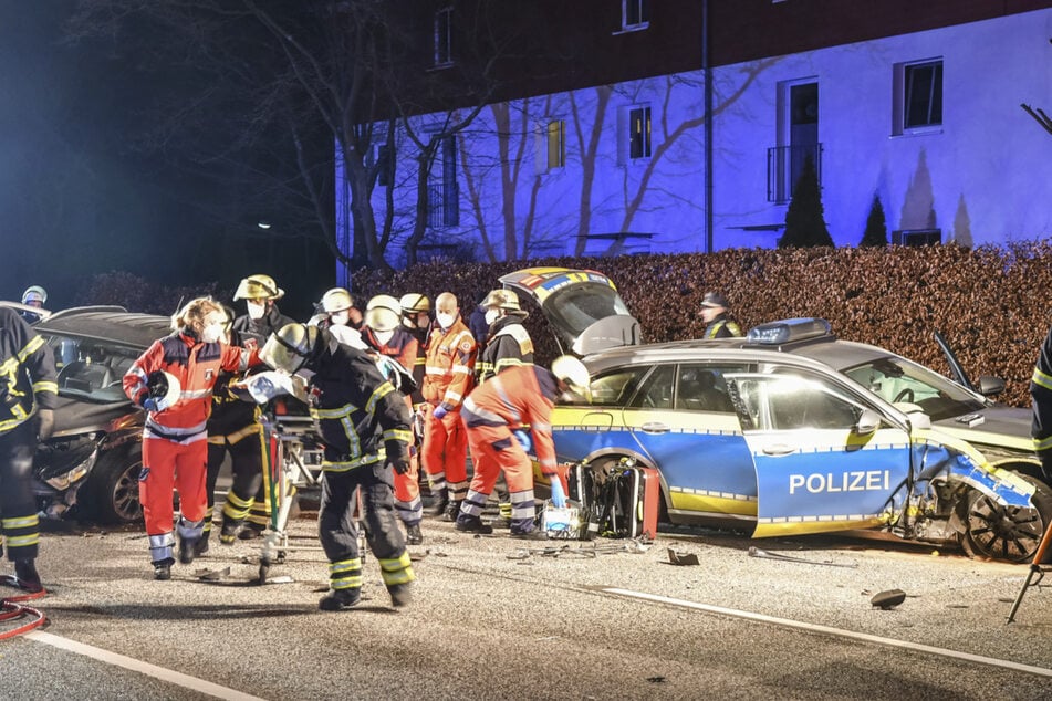 Drei Verletzte nach Frontalcrash mit Polizeiwagen in Hamburg