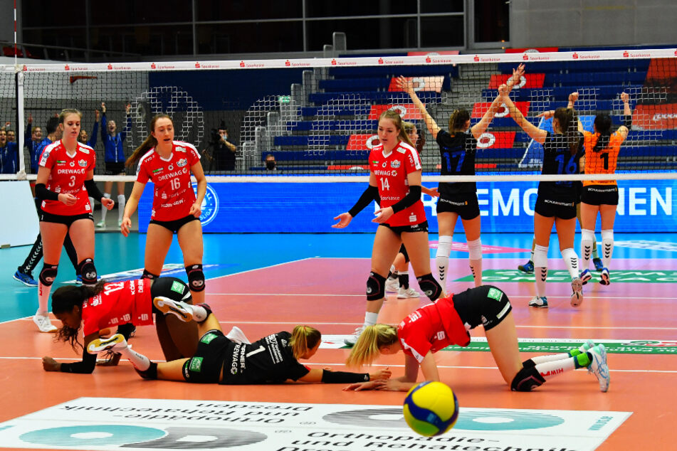Stark gekämpft, aber verloren: Die DSC-Mädels versuchten jeden Ball zu bekommen, schmissen sich teilweise zu dritt auf den Boden, um den Einschlag zu verhindern, aber oft jubelten wie hier im Hintergrund die Stuttgarterinnen.