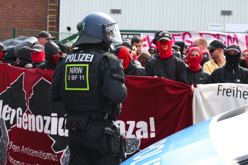 Auf den Bannern der Aktivisten ist unter anderem "Stop Genozid Gaza" zu lesen.