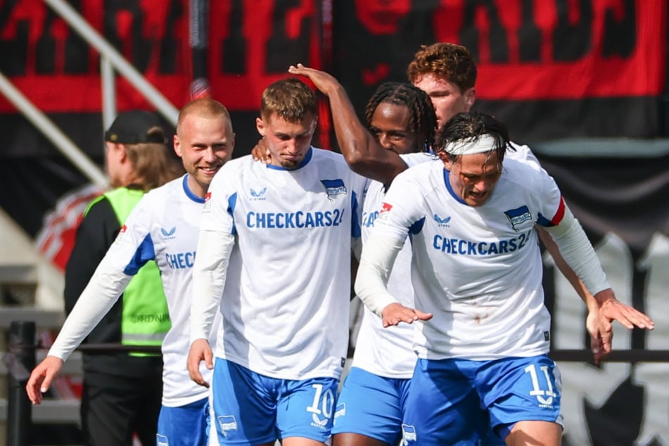 Hertha-Profi Mickael Cuisance (26, 2.v.l.) jubelt mit seinen Kollegen über seinen Treffer zum 0:2.