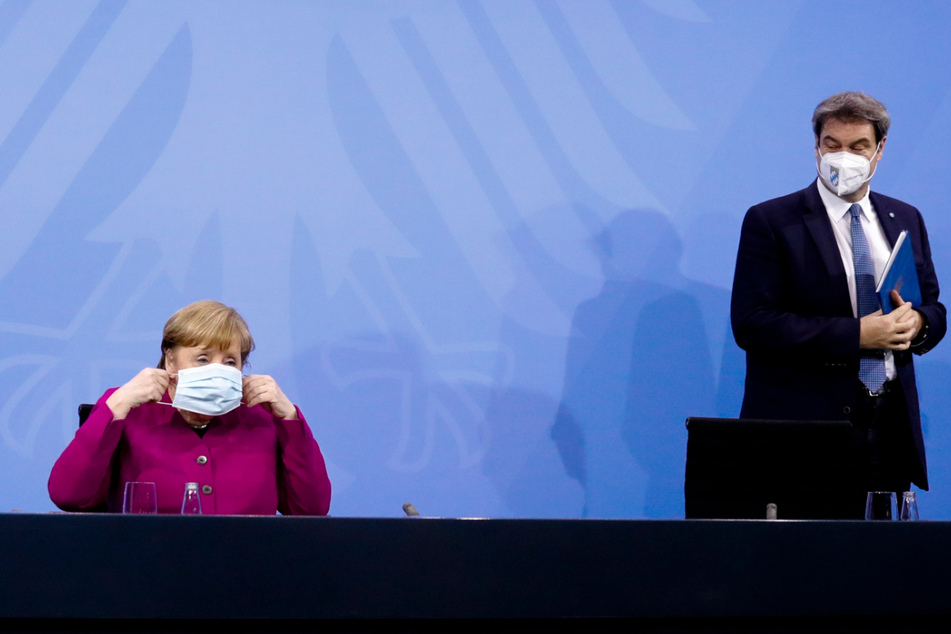 Bundeskanzlerin Angela Merkel (l., 66, CDU) sitzt neben Markus Söder (54, CSU), Ministerpräsident von Bayern.
