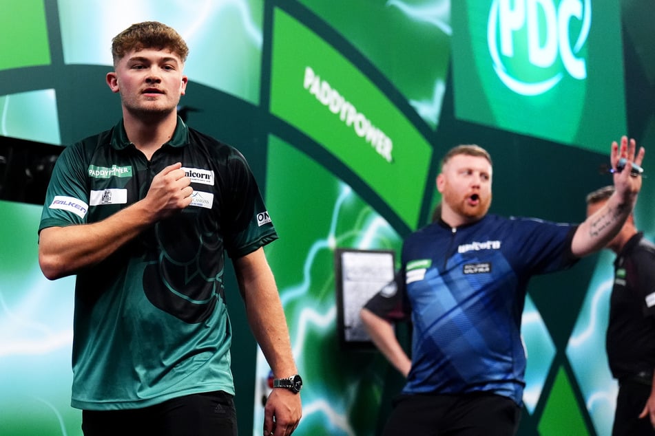 Bei der Darts-WM sorgte Cameron Menzies (37, hinten) gegen Charles Manby für einen Eklat. Anschließend verließ er entschuldigend die Bühne.