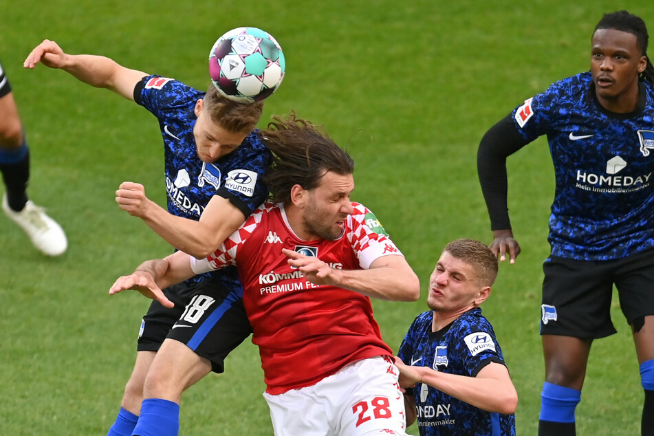 Herthas Santiago Ascacibar (l.) im Kopfballduell mit dem Mainzer Ádám Szalai.