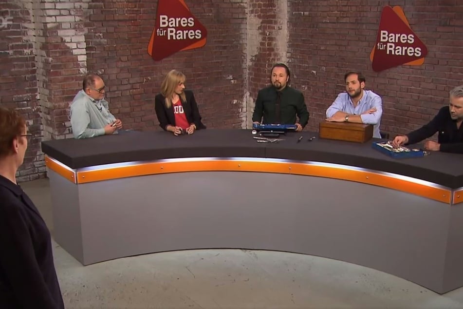 Im Händlerraum sind vor allem Wolfgang Pauritsch (54, m.) und Elisabeth Nüdling (45, 2.v.l) von der Rarität angetan.