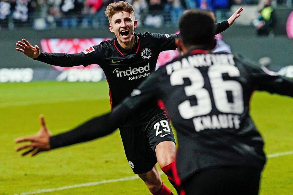 An assist for Jesper Lindström (left): The Dane's shot was blocked by Bochum's Erhan Masovic into his own goal.