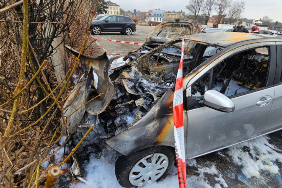 Feuerwehreinsatz in Burgstädt: Zwei Autos komplett abgefackelt