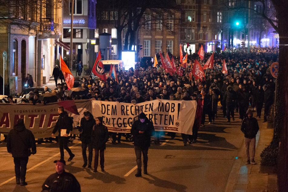 Demo vor Hamburger AfD-Parteizentrale gegen "faschistische Deportationspläne"
