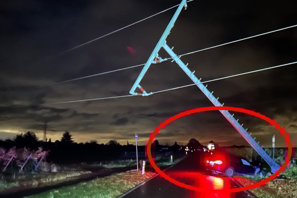 Durch die Wucht des Aufpralls war der Strommast umgeknickt. Am Auto entstand Totalschaden.