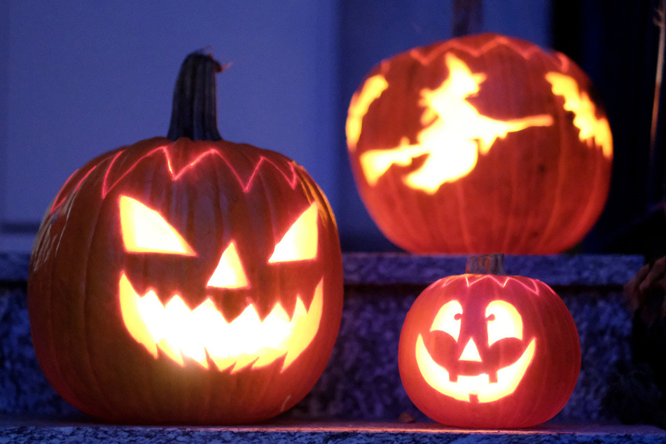Polizei und Gesundheitsämter warnen davor, in diesem Jahr an Halloween von Tür zu Tür zu gehen und nach Süßigkeiten zu fragen.