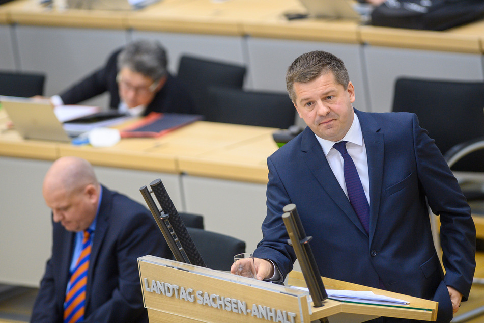 Wirtschaftsminister Sven Schulze (42, CDU) rät den Bürgern, von Hamsterkäufen abzusehen. (Archivbild)