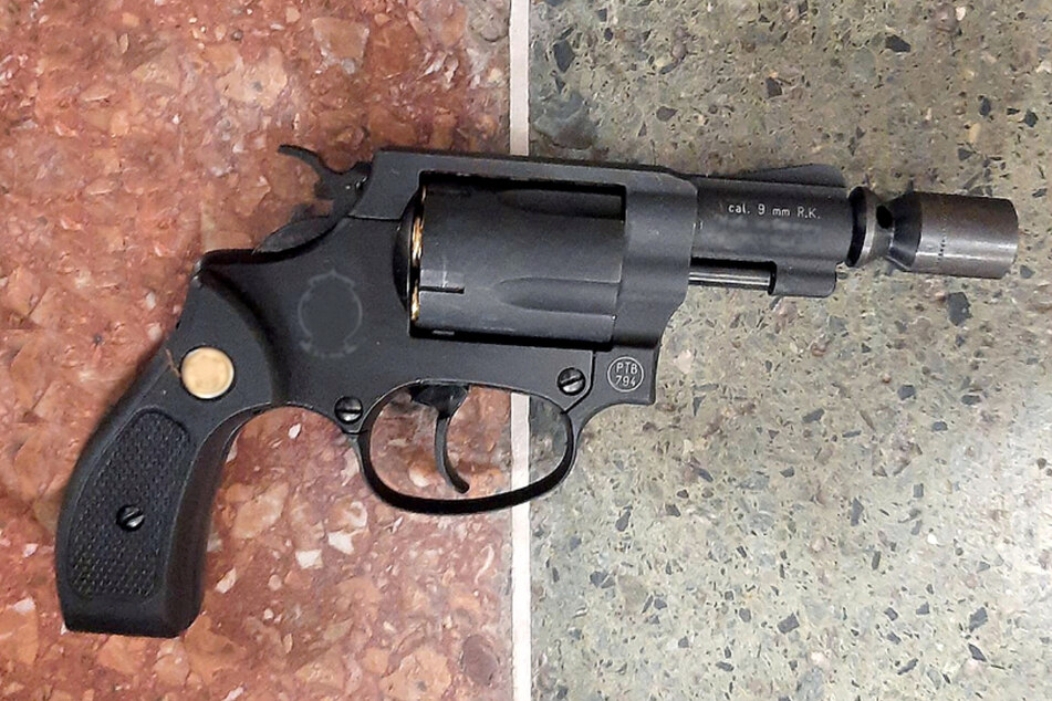 Festnahme am Rosenheimer Bahnhof: Frau soll Autofahrer mit Revolver bedroht haben