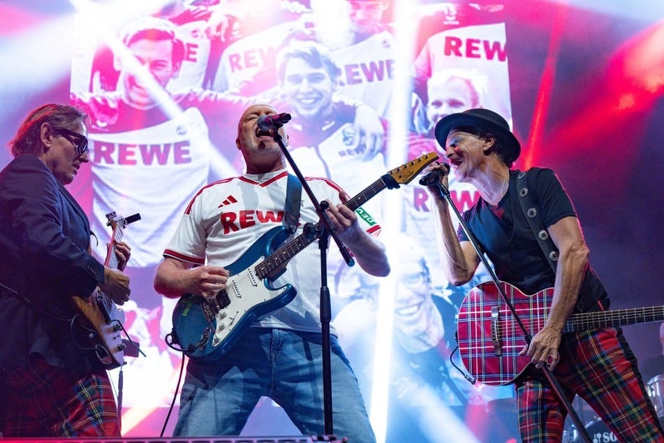 Bei ihrem Mega-Hit "Superjeile Zick" wurde Brings von Entertainer Stefan Raab (59, M.) unterstützt.