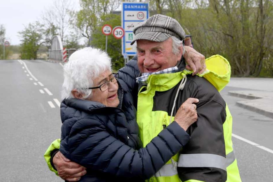 Inga Rasmussen aus Dänemark (85) und Karsten Tüchsen Hansen (89) aus Nordfriesland umarmen sich an der deutsch-dänischen Grenze.