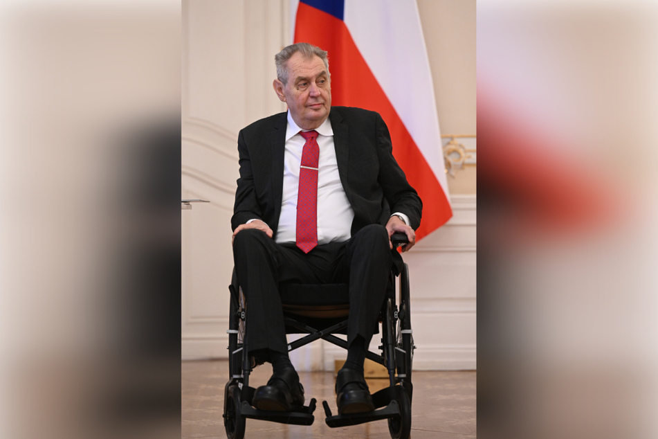 Der tschechische Präsident Milos Zeman (78) hat sich für eine weitere auch militärische Unterstützung der Ukraine ausgesprochen.
