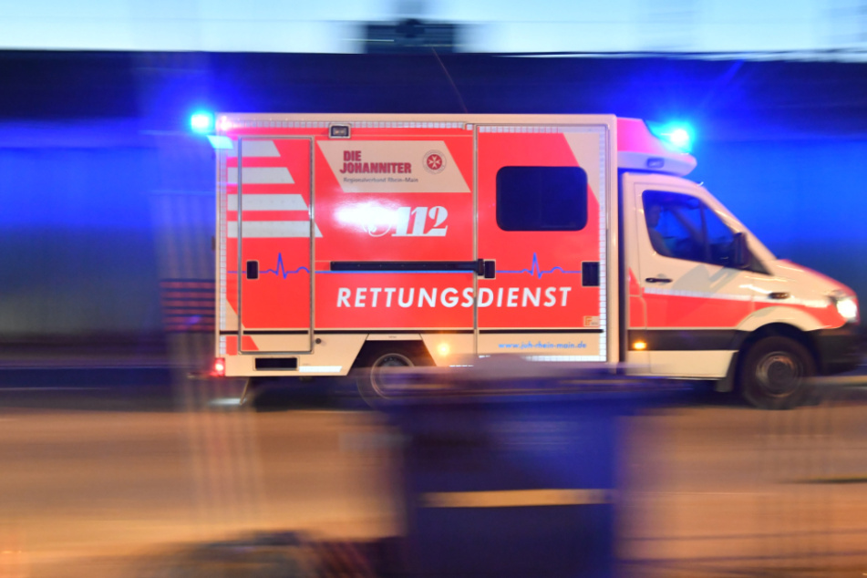Der schwer verletzte Autofahrer wurde in ein Krankenhaus gebracht. (Symbolbild)