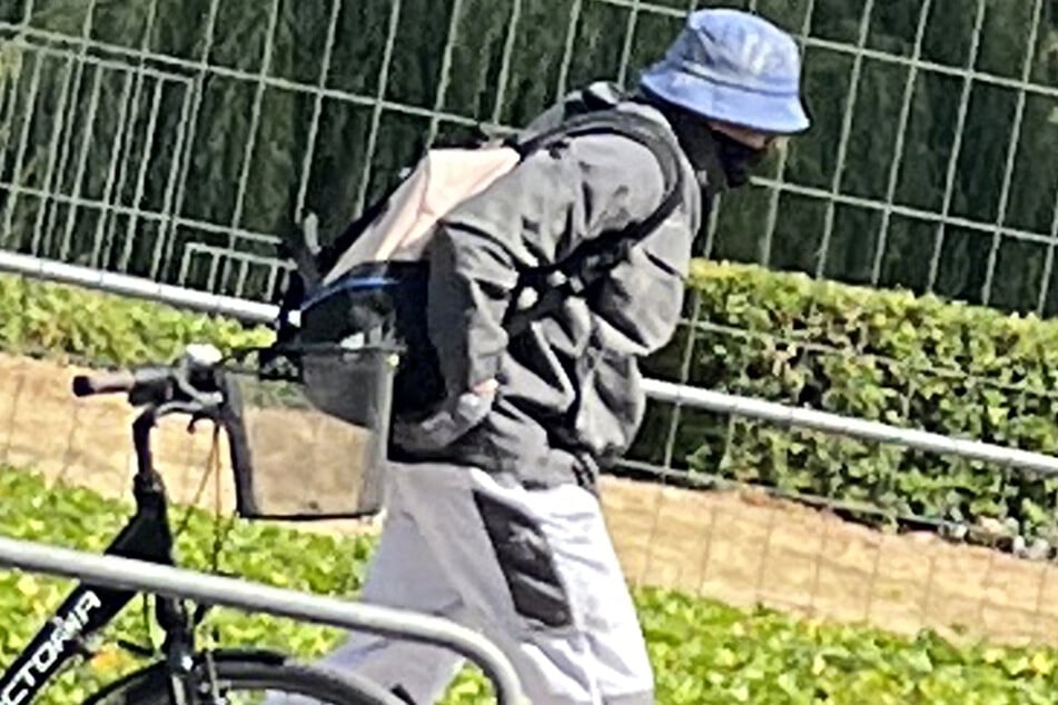 Der zweite Räuber hatte sein Gesicht mit einem Schal oder einem Tuch verhüllt. Er trug einen blauen Fischerhut und hatte einen Rucksack dabei.