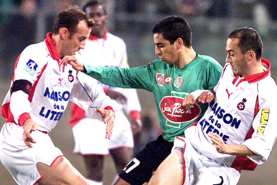 In der Saison 2002/03 spielte Tarik Oulida (M.) bei CS Sedan in der französischen Ligue 1. (Archivfoto)