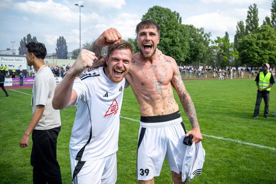 Preussen-Kapitän Patrick Breitkreuz (33, l.) und Torschütze Lenny Stein (29) war es gleich, ob der Ball hinter der Linie war. Am Ende stand die Entscheidung und der Aufstieg.