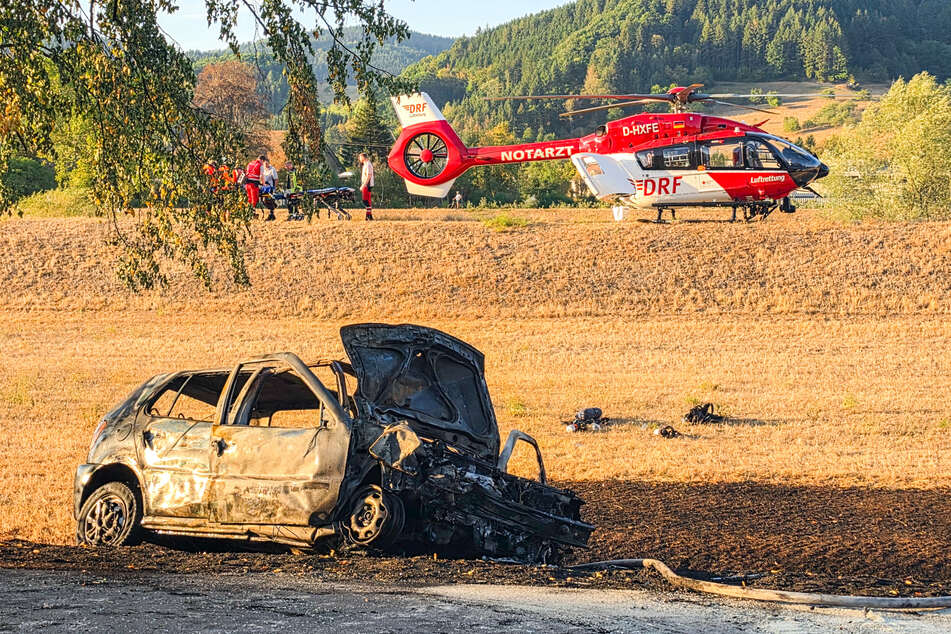 Der VW brannte vollständig aus. Zwei Verletzte mussten mit einem Hubschrauber ins Krankenhaus gebracht werden.