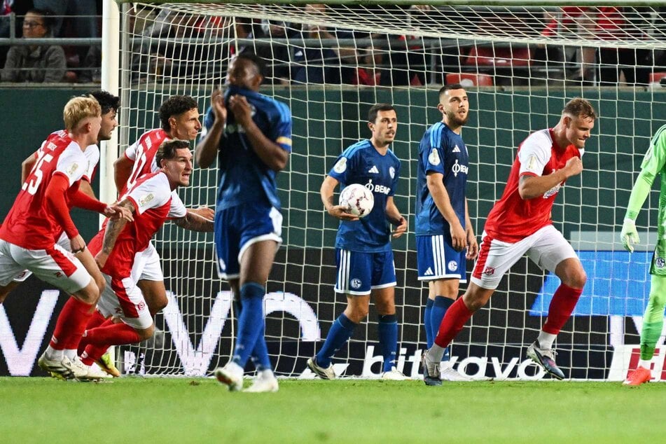 DFB-Pokal: Führung vor der Pause! Halle hat gegen Schalke die Sensation im Blick