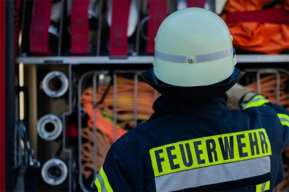 Flammen zerstören Lagerhalle: Zeugen sichten verdächtige Person am Tatort