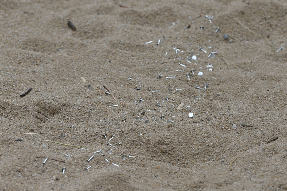 Rund 100 spitze Dachpappe-Nägel verstreute ein Kinderhasser auf dem Spielplatz. Auch Buttersäure wurde verschüttet.