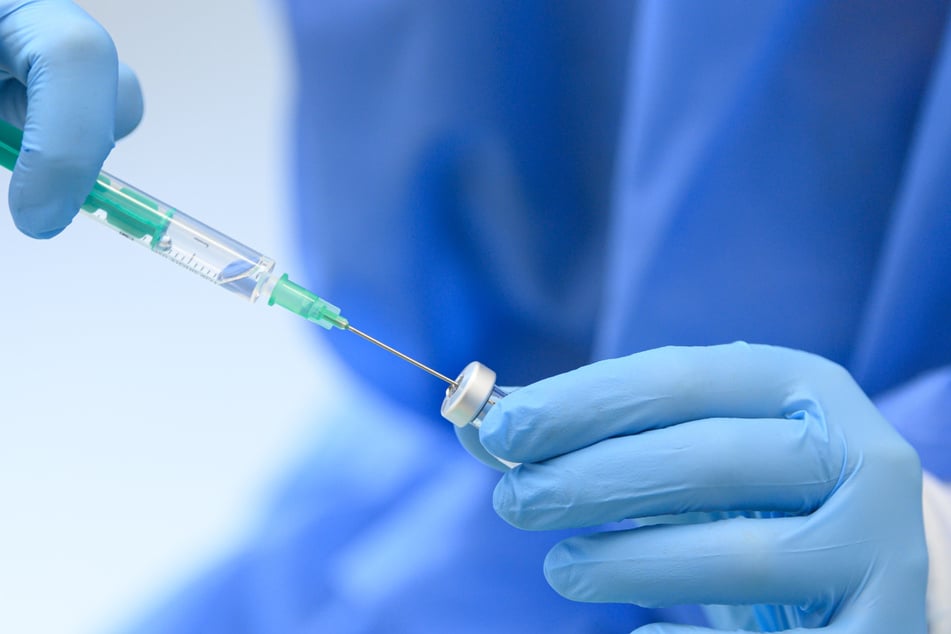 Ein Mitarbeiterin bereitet den Impfstoff von Biontech/Pfizer für die Impfung vor.