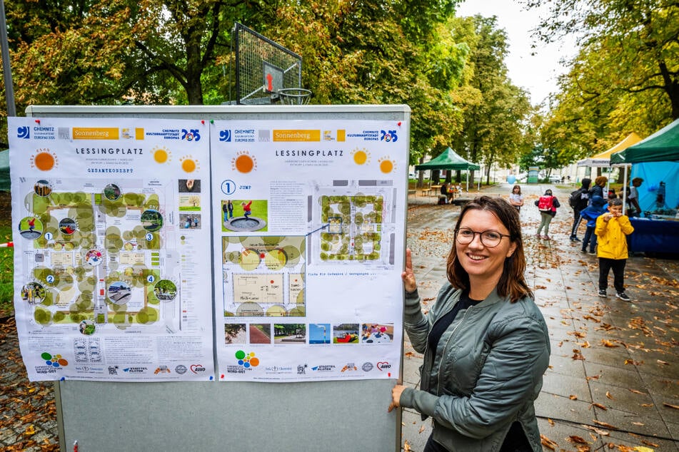 Stadtteilkoordinatorin Franziska Degen (34) präsentierte am Dienstag auf dem Lessingplatz die Gestaltungsentwürfe.