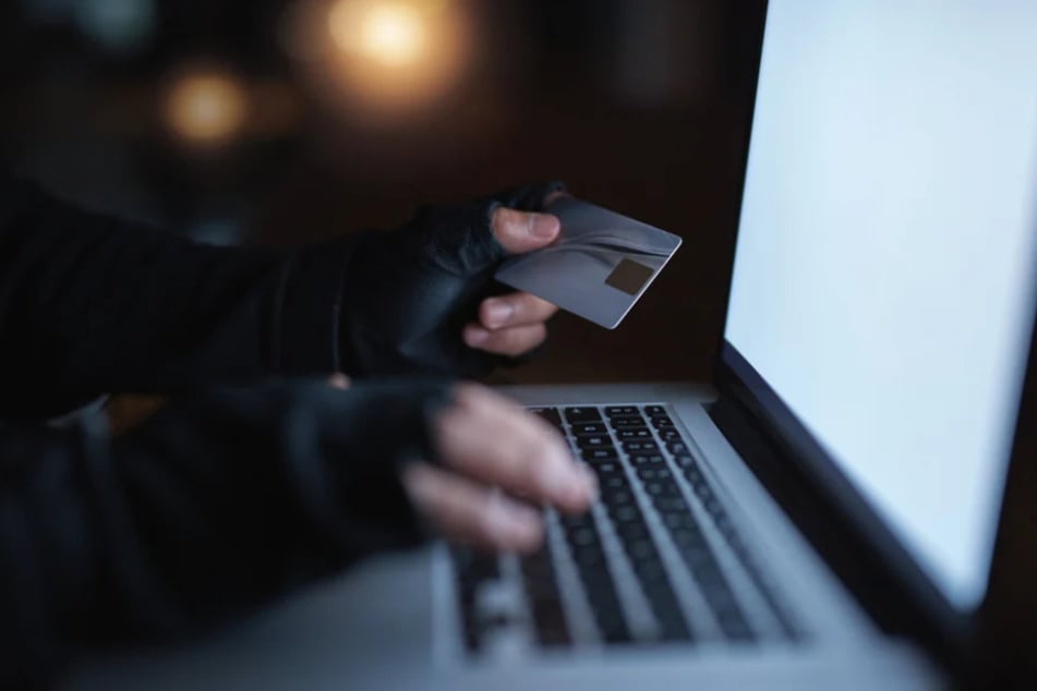 Beim sogenannten Cybertrading werden im Internet vermeintliche Geldanlageprodukte wie Aktien, Devisen oder Kryptowährungen zum Handel angeboten, die aber keinen realen Hintergrund haben. (Symbolfoto)