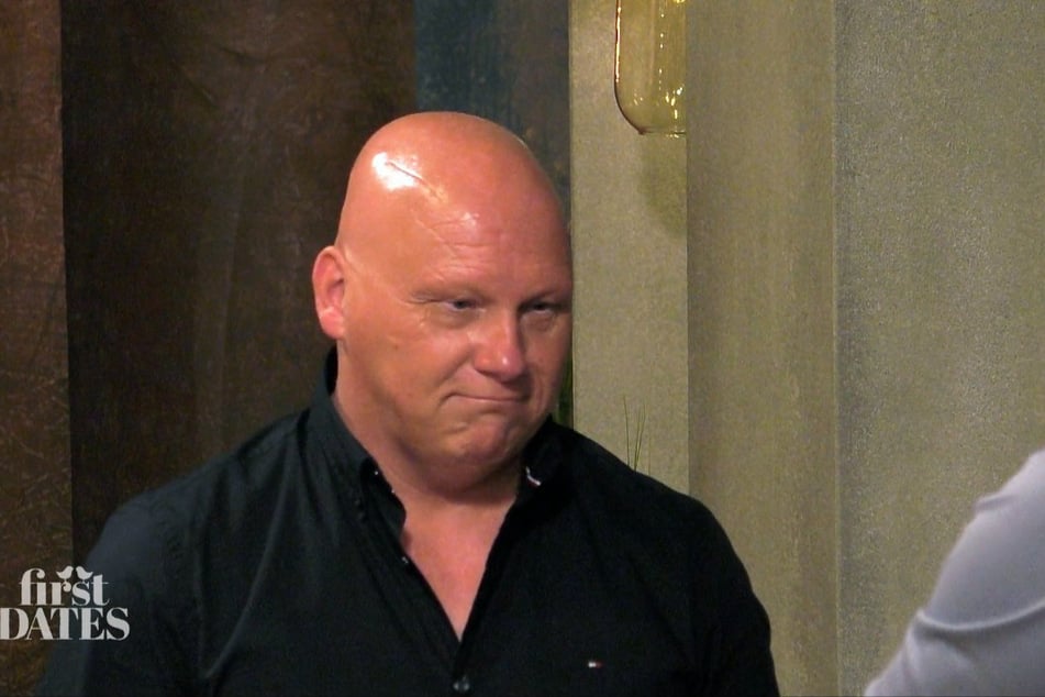 Nico (45) kann seine Enttäuschung kaum verbergen, als Roland verkündet, dass er ein Date mit "Babsi" hat.