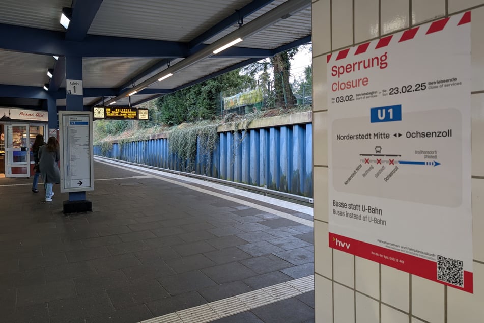 An der Haltestelle Ochsenzoll hängt der Hinweis zur U1-Sperrung.