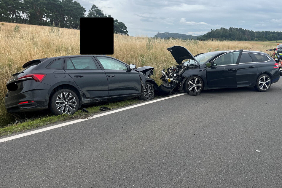 Die insgesamt drei Insassen der Autos wurden bei dem Unfall teils schwer verletzt.