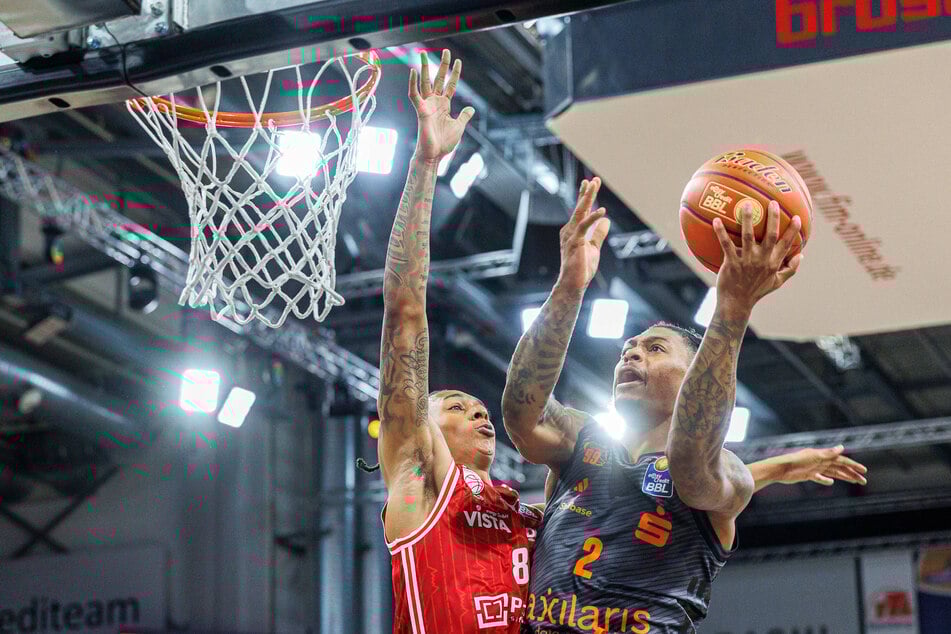 Stopft Niners Nike Sibande (26, r.) am Montag den Ball in die Bamberger Reuse? Seine Chemnitzer brauchen den Heimsieg.