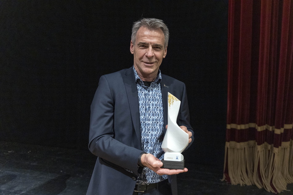 Tillmann Blaschke (59), Chef der Porzellanmanufaktur Meissen, präsentiert den "Choros"-Preis.