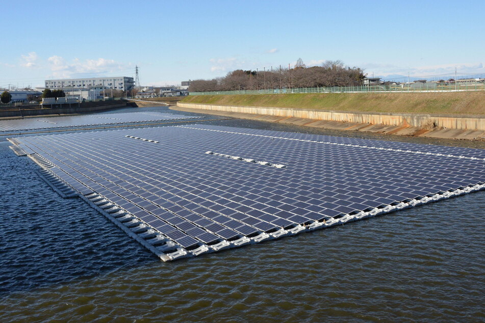 Schwimmende Solarparks wie hier im japanischen Okegawa könnte es bald auch in sächsischen Tagebauseen geben.