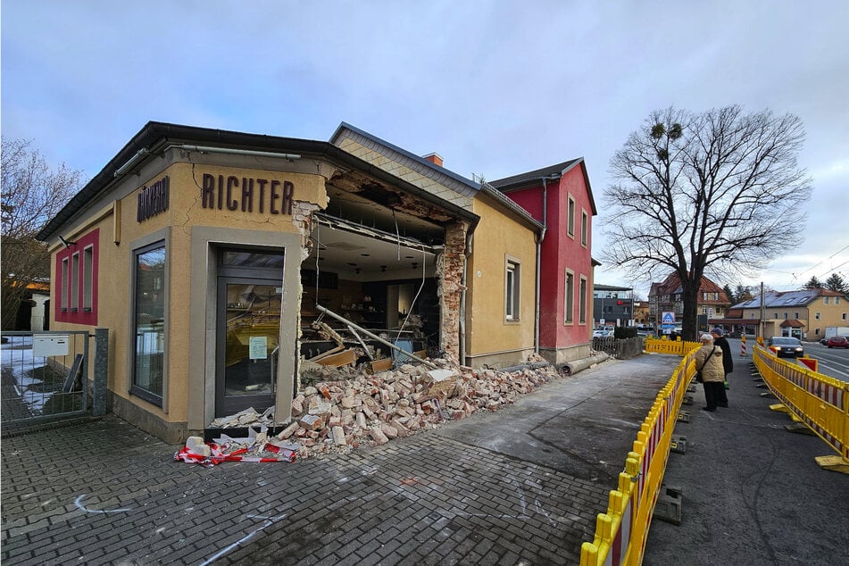 Durch den Aufprall wurde die Substanz des Hauses, in dem die Bäckerei ist, massiv beschädigt. Ein Gutachten ergab allerdings: Es ist zu retten. Im Sommer nächsten Jahres soll alles wieder wie neu aussehen.