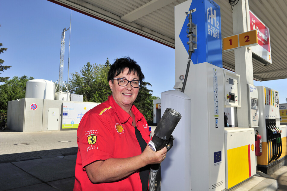 Die Wasserstoff-Tankstelle in Meerane ist endlich eröffnet. Aber Silke Heinicke (52) wartet noch auf den ersten Kunden.