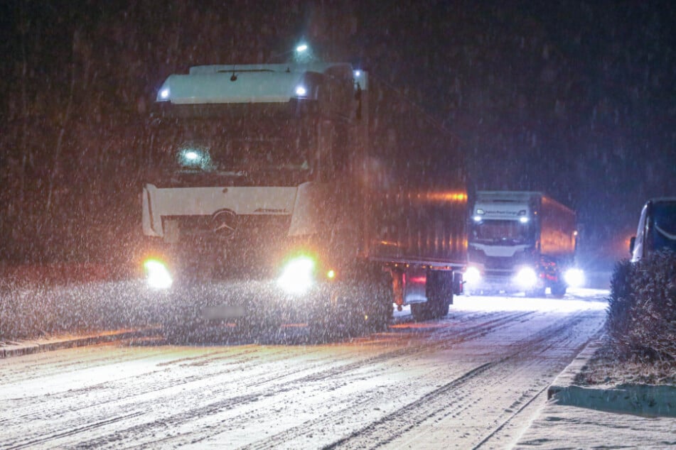 Lkw-Fahrer hatten in der Nacht und am frühen Montagmorgen mit den schneebedeckten und teilweise glatten Straßen zu kämpfen.