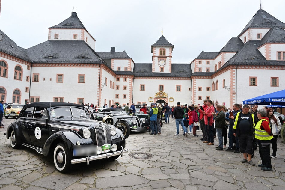 Auf der Augustusburg, eine Station auf dem Weg zum Etappenziel Chemnitz, legten die Rallye-Teilnehmer eine Pause ein.