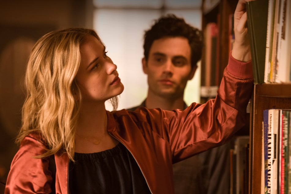 In der Serie "You" spielt Penn Badgley (39) den Serienkiller Joe Goldberg, der sich für Bücher interessiert. Im richtigen Leben hat er nun ein Buch geschrieben.