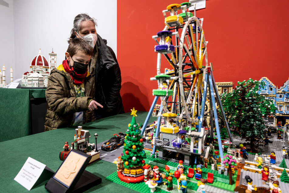 Silvia (47) und Bent (10) Nörenberg schauen sich die Lego-Stadt an.